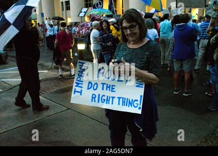 Viera, Floride. USA 17 décembre 2019. À la Chambre des Représentants prend un vote historique à attaquer Trump "Personne n'est au-dessus de la loi" ont eu lieu à travers le pays. Les manifestants des deux côtés a eu des mots à ce rallye en Floride. Crédit photo Julian Poireau / Alamy Live News Banque D'Images