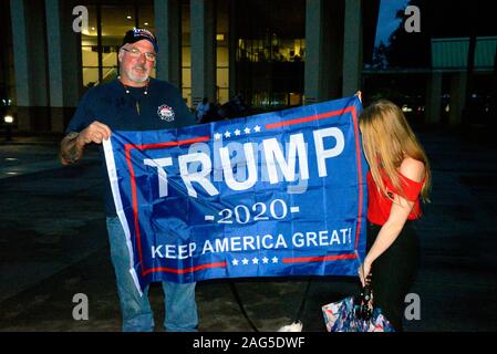 Viera, Floride. USA 17 décembre 2019. À la Chambre des Représentants prend un vote historique à attaquer Trump "Personne n'est au-dessus de la loi" ont eu lieu à travers le pays. Les manifestants des deux côtés a eu des mots à ce rallye en Floride. Crédit photo Julian Poireau / Alamy Live News Banque D'Images