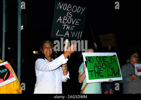 Viera, Floride. USA 17 décembre 2019. À la Chambre des Représentants prend un vote historique à attaquer Trump "Personne n'est au-dessus de la loi" ont eu lieu à travers le pays. Les manifestants des deux côtés a eu des mots à ce rallye en Floride. Crédit photo Julian Poireau / Alamy Live News Banque D'Images