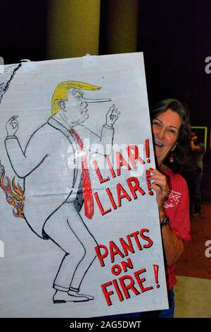 Viera, Floride. USA 17 décembre 2019. À la Chambre des Représentants prend un vote historique à attaquer Trump "Personne n'est au-dessus de la loi" ont eu lieu à travers le pays. Les manifestants des deux côtés a eu des mots à ce rallye en Floride. Crédit photo Julian Poireau / Alamy Live News Banque D'Images