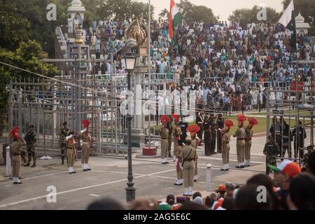 Cérémonie d'abaissement du drapeau, frontière Attari-Wagah entre l'Inde et le Pakistan Banque D'Images