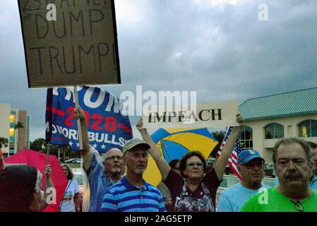 Viera, Floride. USA 17 décembre 2019. À la Chambre des Représentants prend un vote historique à attaquer Trump "Personne n'est au-dessus de la loi" ont eu lieu à travers le pays. Les manifestants des deux côtés a eu des mots à ce rallye en Floride. Crédit photo Julian Poireau / Alamy Live News Banque D'Images