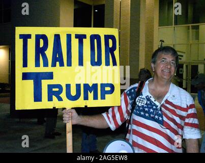 Viera, Floride. USA 17 décembre 2019. À la Chambre des Représentants prend un vote historique à attaquer Trump "Personne n'est au-dessus de la loi" ont eu lieu à travers le pays. Les manifestants des deux côtés a eu des mots à ce rallye en Floride. Crédit photo Julian Poireau / Alamy Live News Banque D'Images