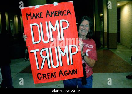 Viera, Floride. USA 17 décembre 2019. À la Chambre des Représentants prend un vote historique à attaquer Trump "Personne n'est au-dessus de la loi" ont eu lieu à travers le pays. Les manifestants des deux côtés a eu des mots à ce rallye en Floride. Crédit photo Julian Poireau / Alamy Live News Banque D'Images