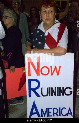 Viera, Floride. USA 17 décembre 2019. À la Chambre des Représentants prend un vote historique à attaquer Trump "Personne n'est au-dessus de la loi" ont eu lieu à travers le pays. Les manifestants des deux côtés a eu des mots à ce rallye en Floride. Crédit photo Julian Poireau / Alamy Live News Banque D'Images
