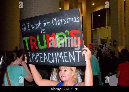 Viera, Floride. USA 17 décembre 2019. À la Chambre des Représentants prend un vote historique à attaquer Trump "Personne n'est au-dessus de la loi" ont eu lieu à travers le pays. Les manifestants des deux côtés a eu des mots à ce rallye en Floride. Crédit photo Julian Poireau / Alamy Live News Banque D'Images