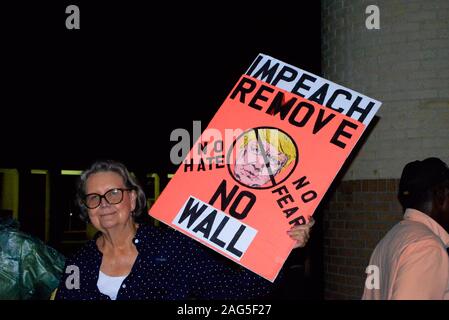 Viera, Floride. USA 17 décembre 2019. À la Chambre des Représentants prend un vote historique à attaquer Trump "Personne n'est au-dessus de la loi" ont eu lieu à travers le pays. Les manifestants des deux côtés a eu des mots à ce rallye en Floride. Crédit photo Julian Poireau / Alamy Live News Banque D'Images