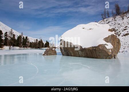 La montagne de l'Altaï lac gelé avec gros cailloux Banque D'Images