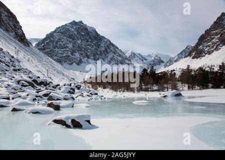 La montagne de l'Altaï lac gelé avec gros cailloux Banque D'Images