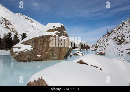 La montagne de l'Altaï lac gelé avec gros cailloux Banque D'Images