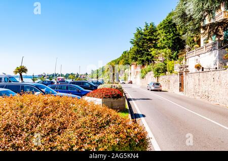 Toscolano Maderno, Lombardie, Italie - le 12 septembre 2019 : Scenic Route beltway panoramique autour du lac de Garde avec des bâtiments à l'architecture médiévale et riche Banque D'Images