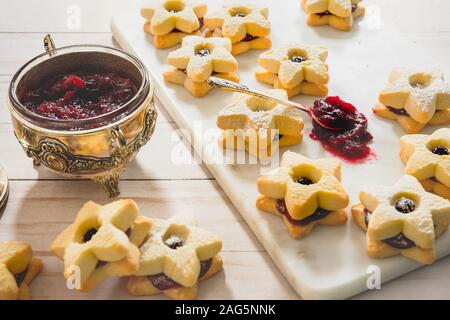 Les cookies en forme d'étoile avec la confiture close up Banque D'Images