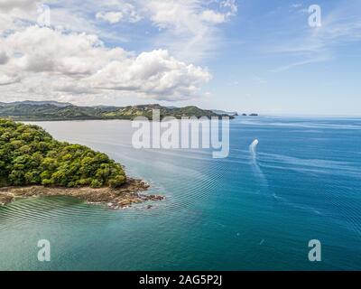 Vue aérienne de la plage Playa Arenillas tropical au Costa Rica en peninsula Papagayo coast à Guanacaste. Banque D'Images