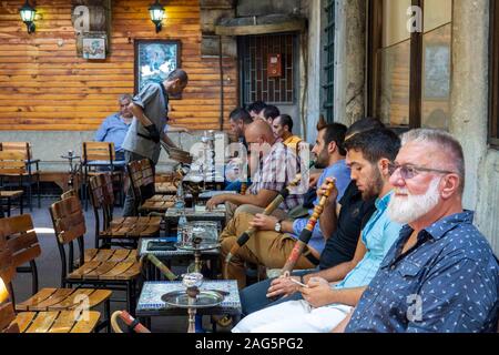 Istanbul, Turquie - 14 juillet 2015 : Les gens se reposer et chating dans Corlulu Ali Pasa Medresa le 14 juillet 2015. Corlulu Ali Pasa Medresa est historique fam Banque D'Images