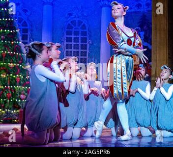 La Reine et sa souris Les souris sont prêt à faire la bataille avec le casse-noix dans la lutte de la scène de ballet Casse-Noisette, un favori de Noël traditionnel. Banque D'Images