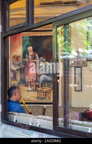 Istanbul, Turquie - 14 juillet 2015 : Les gens se reposer et chating dans Corlulu Ali Pasa Medresa le 14 juillet 2015. Corlulu Ali Pasa Medresa est historique fam Banque D'Images