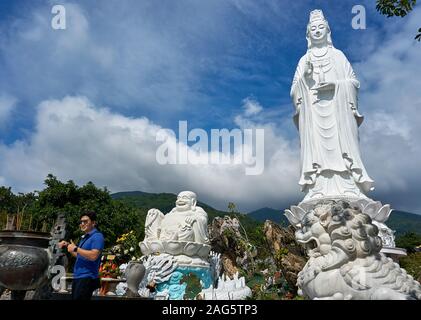 DA nang, Vietnam - 20 NOVEMBRE 2019 : visite dame statue de bouddha à la Pagode Ung inh en montagne de Son tra à Da Nang. Banque D'Images