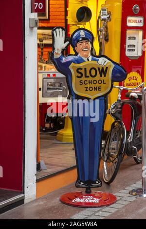 PARIS, FRANCE - Oct 06, 2019 : milieu 20e siècle vie découpe taille American Agent de la circulation sur une base publicité Coca Cola. Un décrochage dans les puces de Paris Banque D'Images