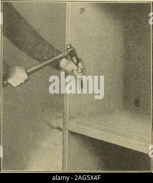 . Instructions pour l'installation de systèmes de plomberie moderne. e la baignoire sur ses jambes,avec précaution en veillant à ne pas frapper le pro-jet de déchets sur le fond, et glisser le wasteprojection dans le haut du piège à remous.Le bord supérieur du piège doit être withputty bordée de le rendre étanche. Le boulon de la baignoire par trapto les boulons courts qui viennent withit. Mettre les têtes des vis dans les slotson chaque côté de la connectique et le screwup écrous contre le piège. Les deux extranuts sont utilisés pour assurer le premier, de sorte qu'être therewill aucune chance possible pour eux. toloosen Si vous utilisez la compression (talon) laundryt Banque D'Images