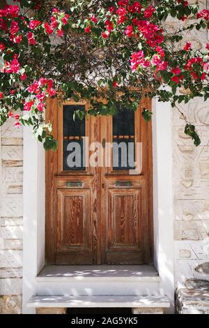 Photo verticale d'une porte en bois d'un beau bâtiment à Naxos, Grèce Banque D'Images