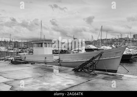 Marseille, France - 30 novembre 2018 : bateau de pêche dans le vieux Vieux Port dans le centre de Marseille, Provence, France. La photographie en noir et blanc. Banque D'Images