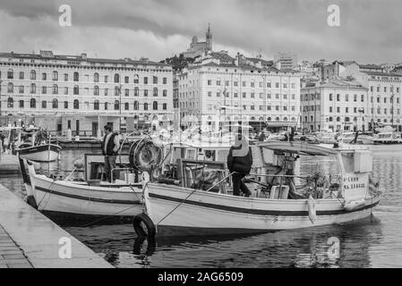 Marseille, France - 30 novembre 2018 : bateaux de pêche dans le vieux Vieux Port dans le centre de Marseille, Provence, France. La photographie en noir et blanc. Banque D'Images