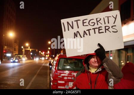 Signes et tenir les manifestants à un chant d'impeachment Trump manifestation à proximité du bureau du sénateur Mike Braun (R-D) à la veille de la Chambre des représentants des États-Unis débattre et de voter sur les articles de destitution contre le Président des Etats-Unis, Donald J. Trump, mardi, 17 décembre 2019 à South Bend, Ind. Banque D'Images