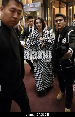 Décembre 18, 2019, RCS, CHN, Chine : CHINE-L'actrice chinoise Fan Bingbing pose dans le hall d'un hôtel à Pékin, 18 décembre 2019.Elle est apparue dans un manteau et a posé pour des photos avec ses fans en attente. (Crédit Image : © SIPA l'Asie via Zuma sur le fil) Banque D'Images