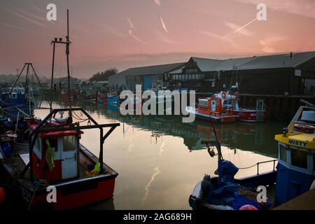 Dawn Dusk vue de Whitstable Harbour plein de bateaux de pêche en activité dans Whitstable Kent Angleterre Royaume-Uni Banque D'Images