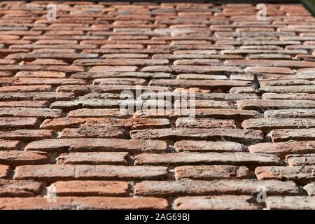 Plan incliné vers le haut de la texture du mur de brique anglaise dans un motif de Bond flamand Banque D'Images