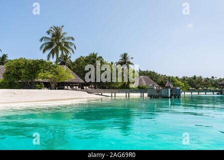 Kuda Huraa, Maldives - 20 novembre 2017 : Jetée principale de Four Seasons Resort Kuda Huraa à Kuda Huraa island, Maldives, Atoll de Malé Nord, l'Océan Indien. Banque D'Images