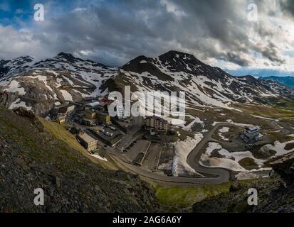 Vue aérienne sur le col du Stelvio, passo dello Stelvio, à une altitude de 2 757 m (9 045 ft) au-dessus du niveau de la mer Banque D'Images