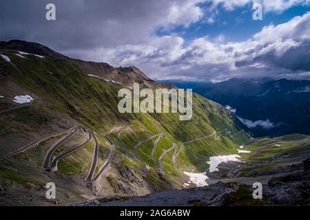 Route sinueuse menant au col du Stelvio, passo dello Stelvio, à une altitude de 2 757 m (9 045 ft) au-dessus du niveau de la mer Banque D'Images