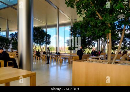 Cupertino CA USA 14 décembre 2019 : Employé de l'administration centrale Apple cafétéria. Banque D'Images