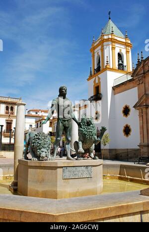 Montrant la fontaine aux lions de l'apprivoisement Hercules Socorro église paroissiale à l'arrière de la Plaza del Socorro, Ronda, Espagne. Banque D'Images