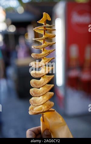 Photo verticale d'une personne tenant des chips de pomme de terre sur un Restez sur un arrière-plan flou à Prague Banque D'Images