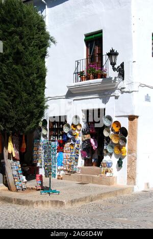 Atelier d'artisanat sur le coin de la Calle San Juan Bosco aux côtés de l'église de Santa Maria la Mayor dans la vieille ville, Ronda, Espagne. Banque D'Images