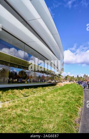 Cupertino CA USA 14 décembre 2019 : les bureaux du siège d'Apple d'extérieur de bâtiment. Banque D'Images