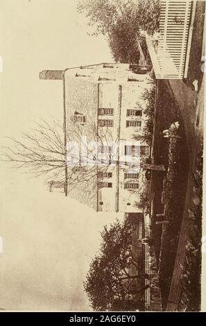 . Les champs historiques et manoirs de Middlesex. ain et rues Union wasdestroyed, et par un incendie en 1850. L'ancienne fontaine Tavern, ainsi appelé à partir de son signe representinga avant coulage fontaine punch, est encore debout sur le oldSalem road, à l'angle de la rue Fontaine. Brooks, dans hisHistory de Medford, dit qu'il était d'abord appelé le Deux Palaverers.Les deux grands arbres en face avaient chacun une plate-forme dans ses branches,connectés les uns avec les autres et avec la chambre par woodenbridges. En été, ces retraites ont été employées par theguests pour plateau-parties ou d'un poinçon à boire. La maison a été 1725, et est l'appareil photo Banque D'Images