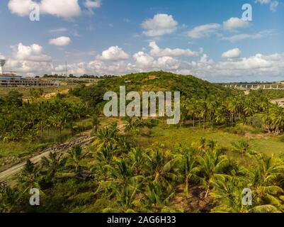 Photo en grand angle de la belle colline couverte d'arbres sous le ciel bleu capturé à Mombasa, Kenya Banque D'Images