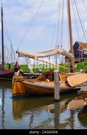 La belle ville historique de yacht à voile aux Pays-Bas Banque D'Images