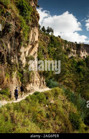 L'Éthiopie, l'Amhara, Lalibela, Mont Abouna Yosef, touristique et guide sur le chemin de montagne à Asheton Maryam monastère, l'un des monastères les plus élevés du pays Banque D'Images