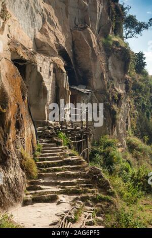 L'Éthiopie, l'Amhara, Lalibela, Mont Abouna Yosef, vieilles marches de pierre sur sentier de montagne à Asheton Maryam monastère, l'un des monastères les plus élevés du pays Banque D'Images