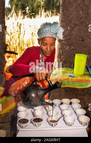 L'Éthiopie, l'Amhara, Lalibela, Mont Abouna Yosef, woman pouring coffee, dans de petits buna hut servant les touristes visitant le Monastère Asheton Maryam Banque D'Images