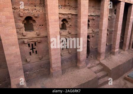 L'Éthiopie, l'Amhara, Lalibela, anciennes églises, Bet Medhane Alem, piliers de pierre autour de Sauveur historique de l'église mondiale Banque D'Images