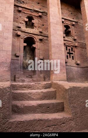 L'Éthiopie, l'Amhara, Lalibela, anciennes églises, Bet Medhane Alem étapes jusqu'à la porte de la ville historique de Sauveur de l'église mondiale Banque D'Images