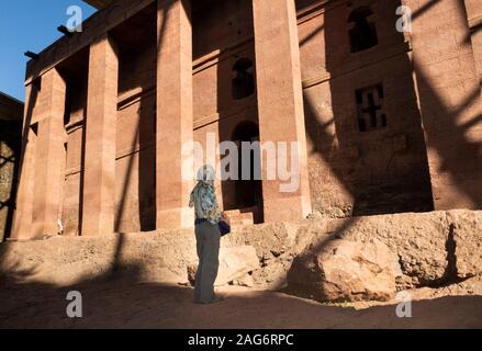 L'Éthiopie, l'Amhara, Lalibela, anciennes églises, Bet Medhane Alem église, senior woman tourist Banque D'Images