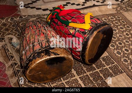 L'Éthiopie, l'Amhara, Lalibela, anciennes églises, mise interne Medhane Alem, tambours rituels de l'église Banque D'Images