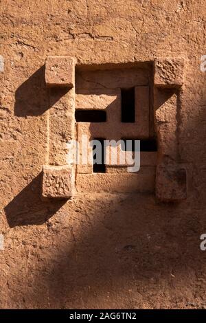 L'Éthiopie, région d'Amhara, Lalibela, Bet Maryam, l'église en forme de croix gammée fenêtre sculptée en pierre Banque D'Images