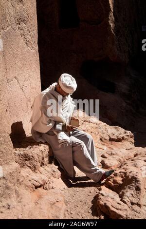 L'Éthiopie, région d'Amhara, Lalibela, Bet Maryam, cour intérieure de l'Église évangélique en soleil lecture dévot Banque D'Images